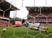 米兰百家乐-赛场上的精彩瞬间引发球迷热议，争议不断