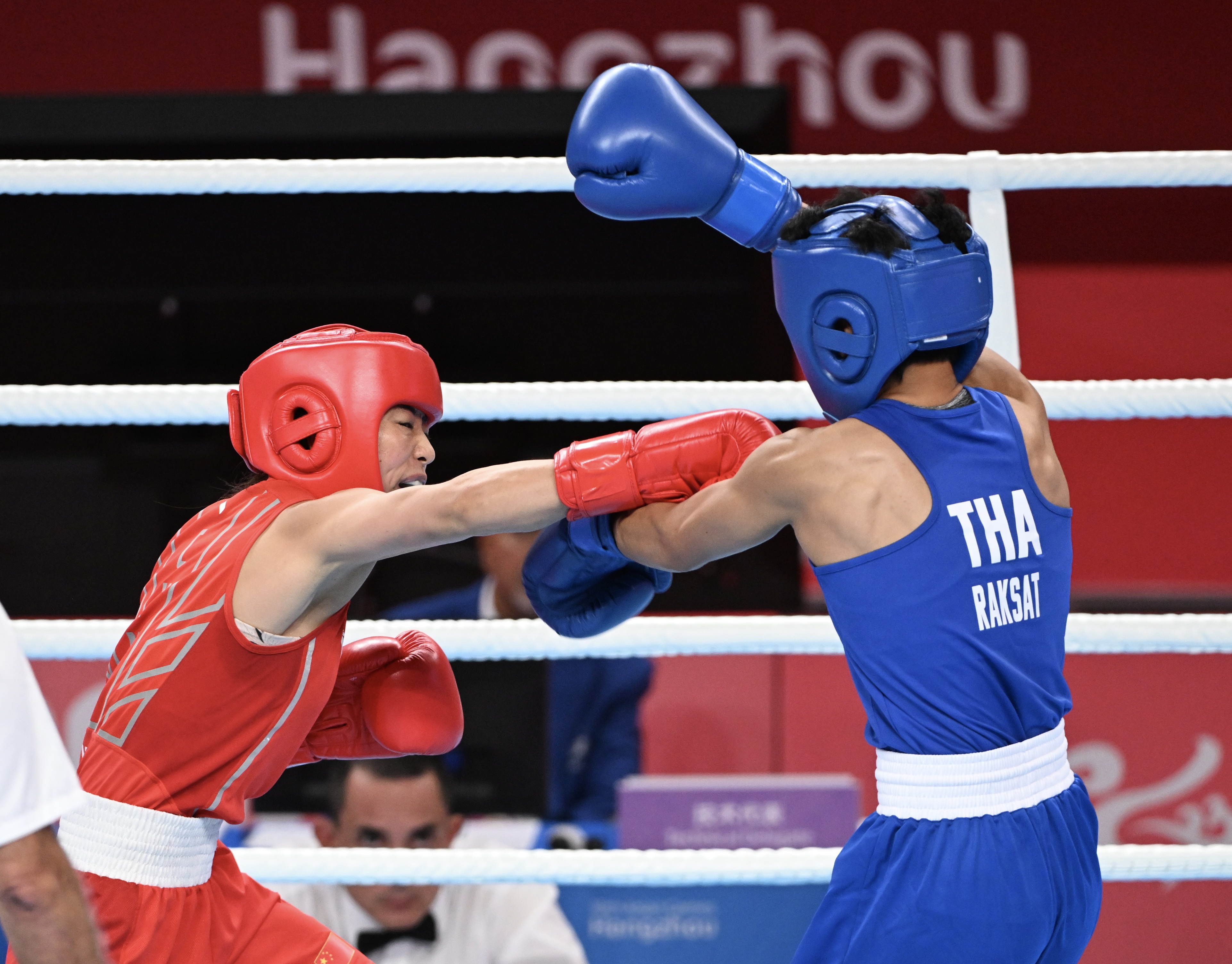 包含罗马尼亚拳击选手拼尽全力，勇夺金牌的词条