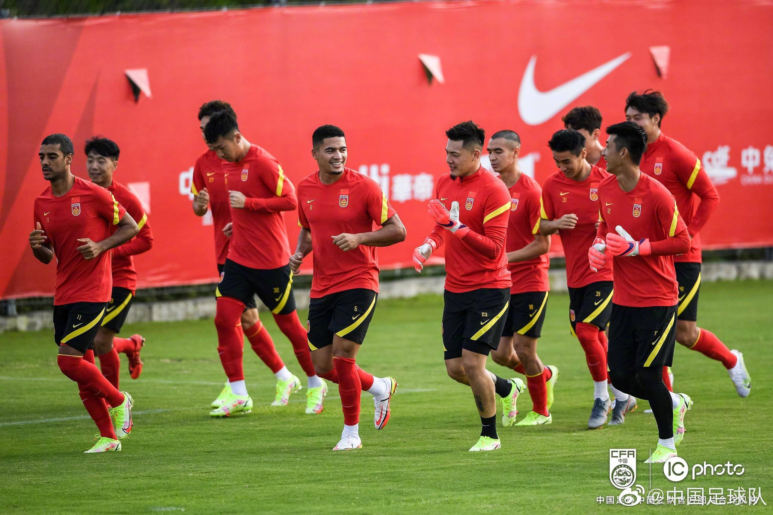 新西兰队在击剑比赛中斩获头筹