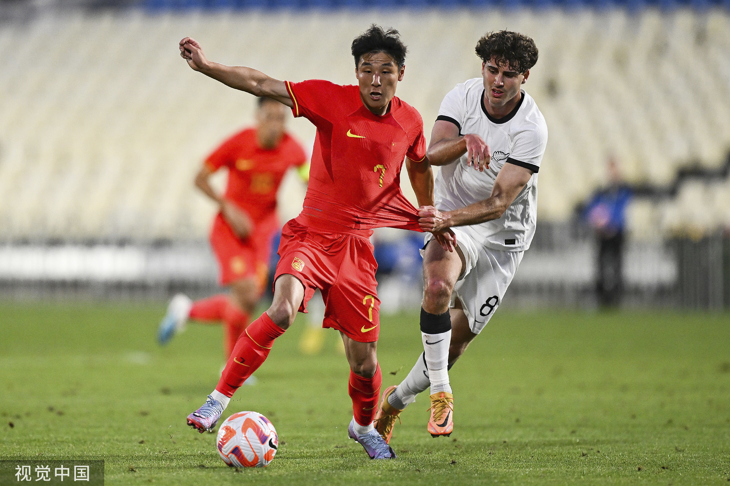 新西兰队在击剑比赛中斩获头筹