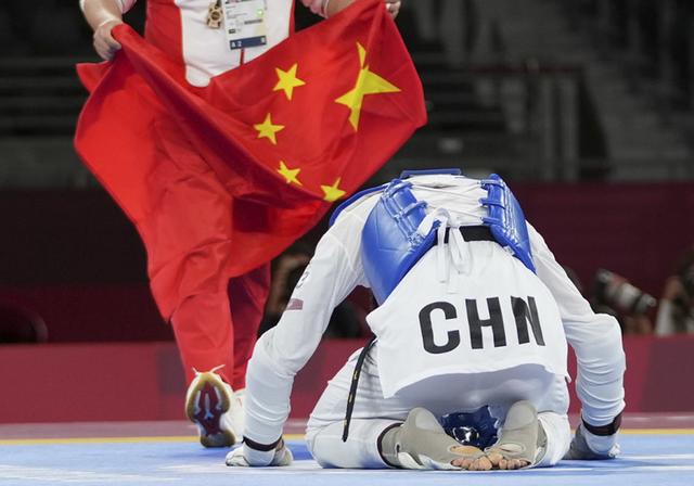 热门球队实力强劲，一路领先赢得掌声