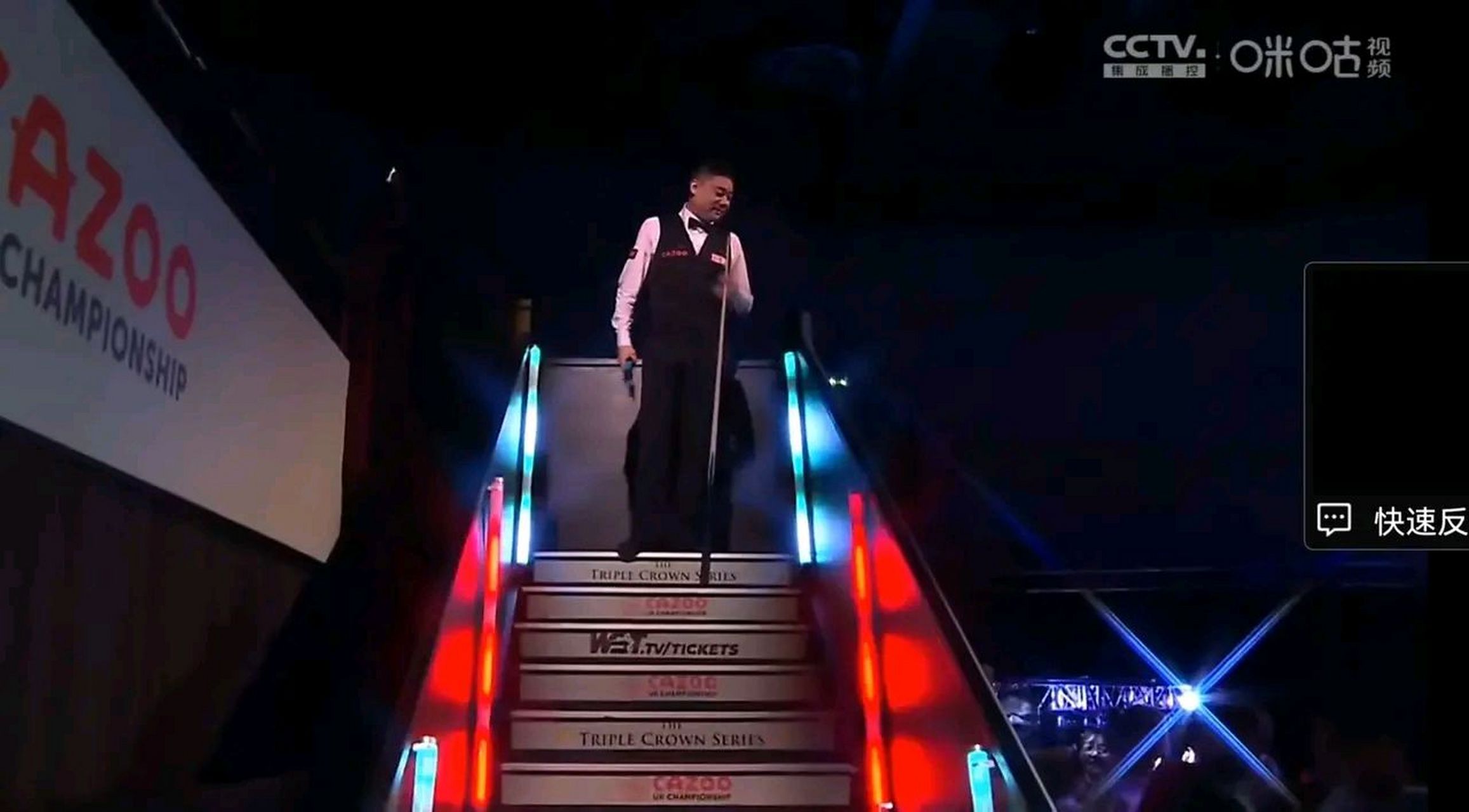 运动员的突破引发了欢呼和掌声 运动员的突破引发了欢呼和掌声