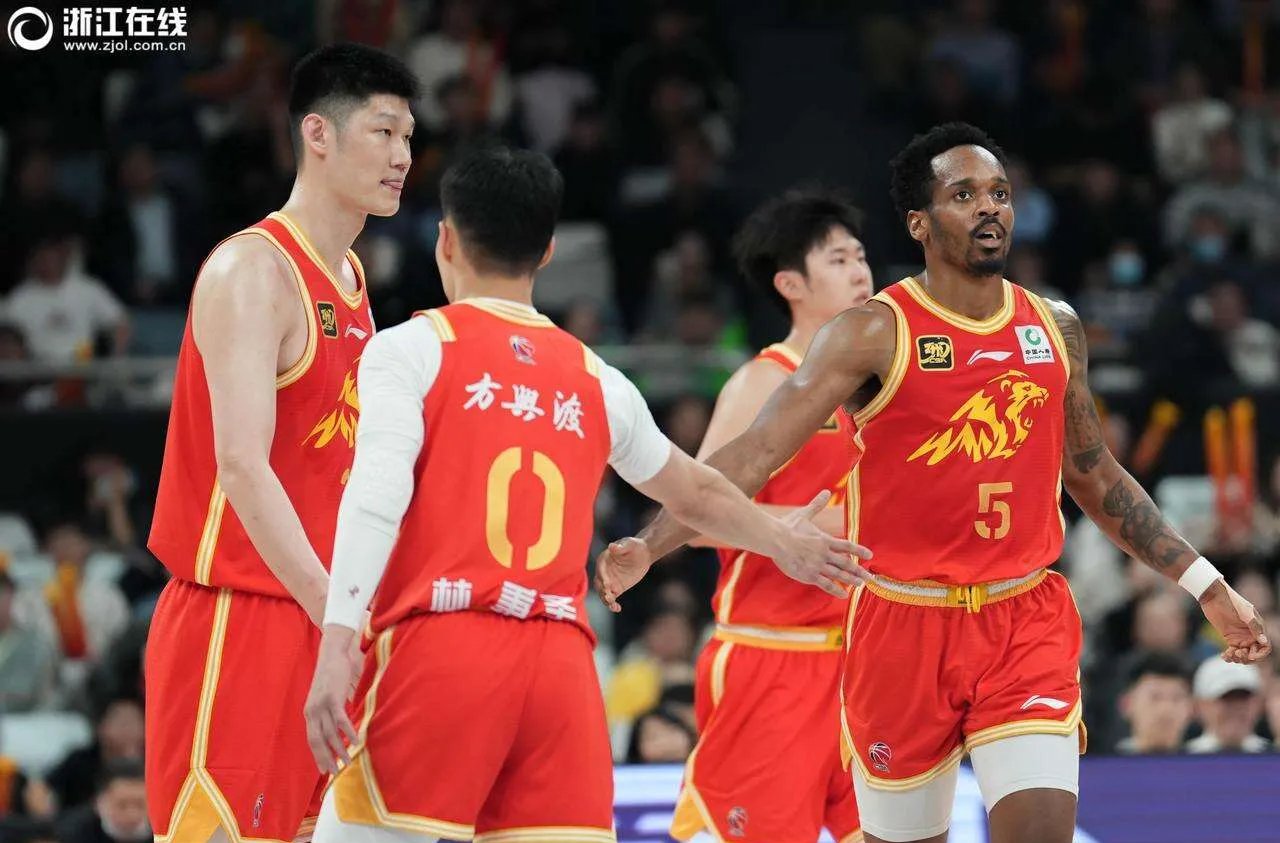 篮球联赛冠军产生,球迷欢呼 篮球联赛冠军产生,球迷欢呼