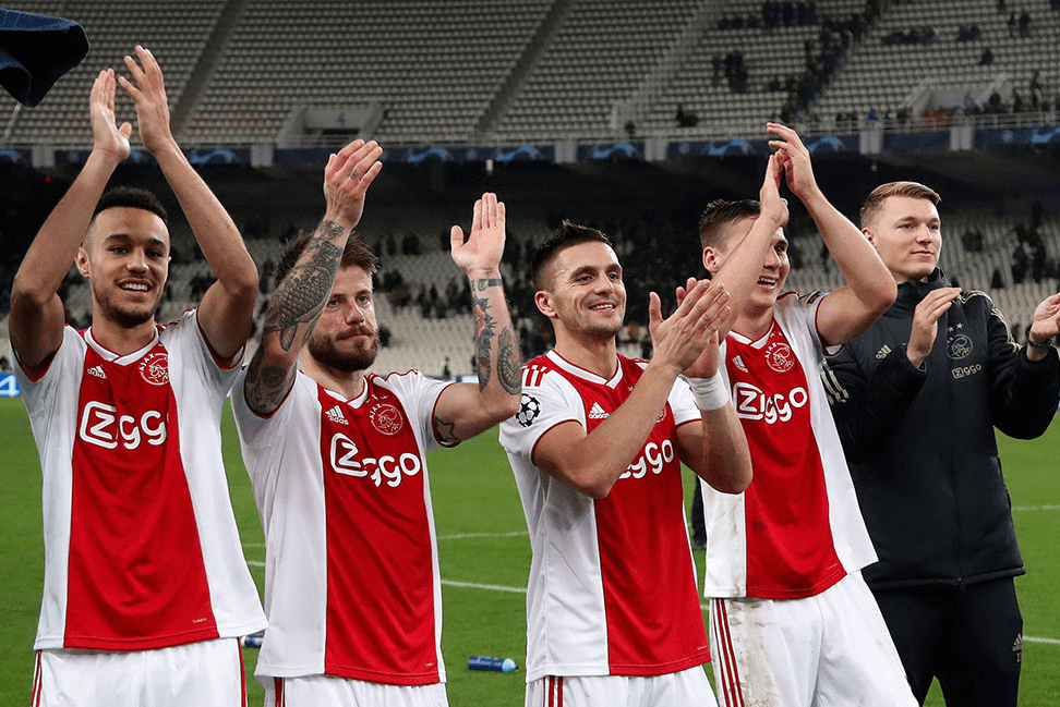 阿贾克斯队在足球赛事中表现抢眼 阿贾克斯队在足球赛事中表现抢眼