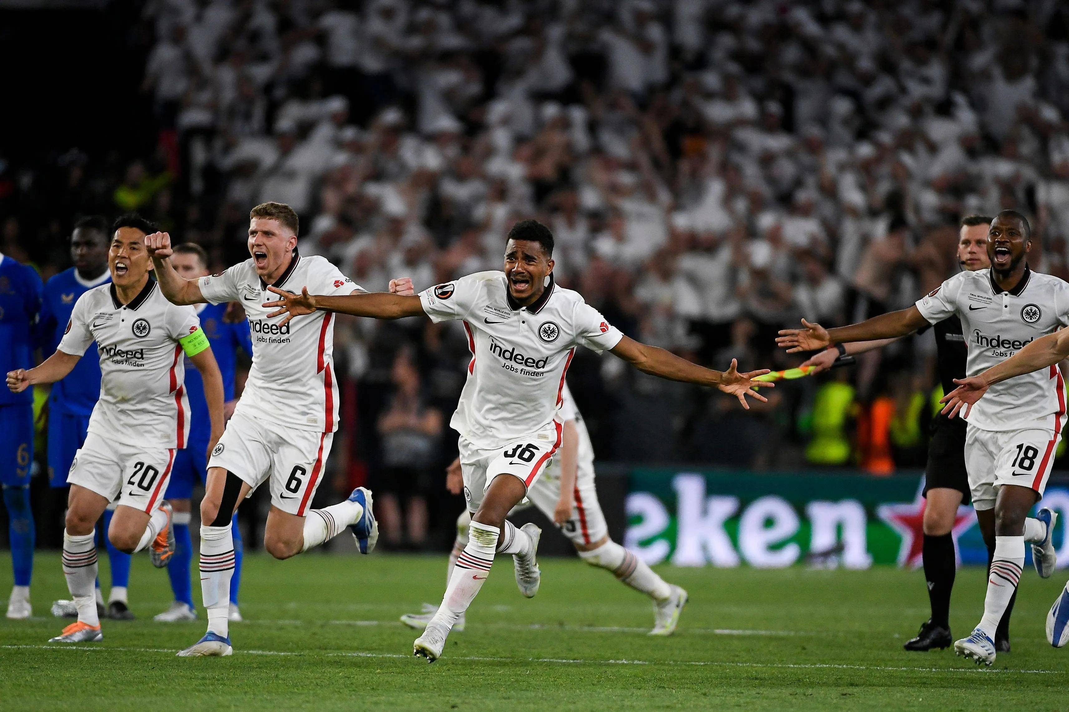 阿贾克斯队在足球赛事中表现抢眼 阿贾克斯队在足球赛事中表现抢眼