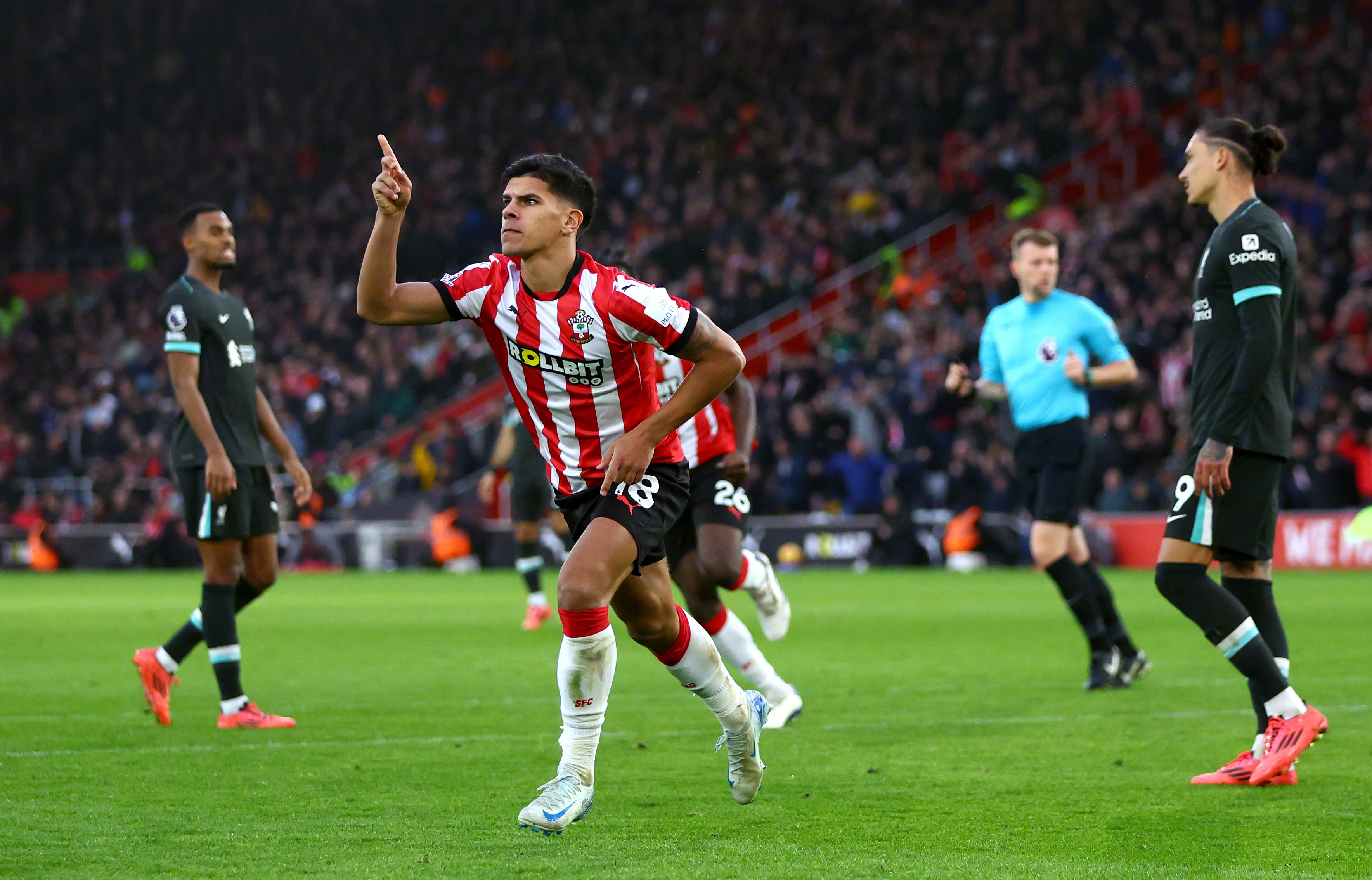 关于南安普顿客场战平伯明翰，继续保持榜首位置的信息