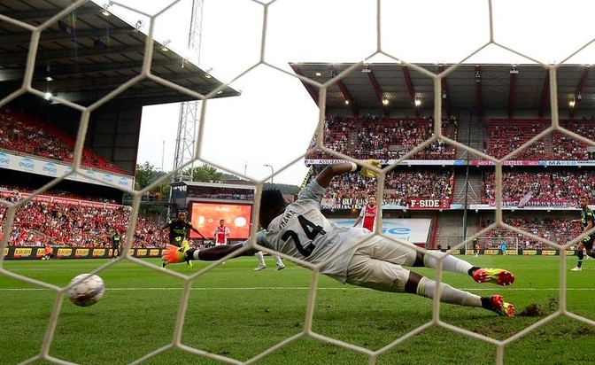 赛场上的精彩瞬间引发球迷热议,争议不断 赛场上的精彩瞬间引发球迷热议,争议不断