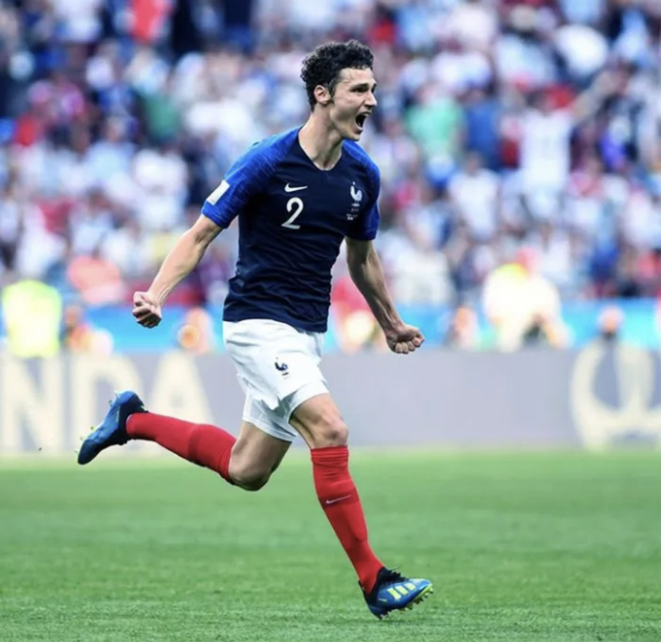 法国传奇球星在训练中展现出非凡技艺