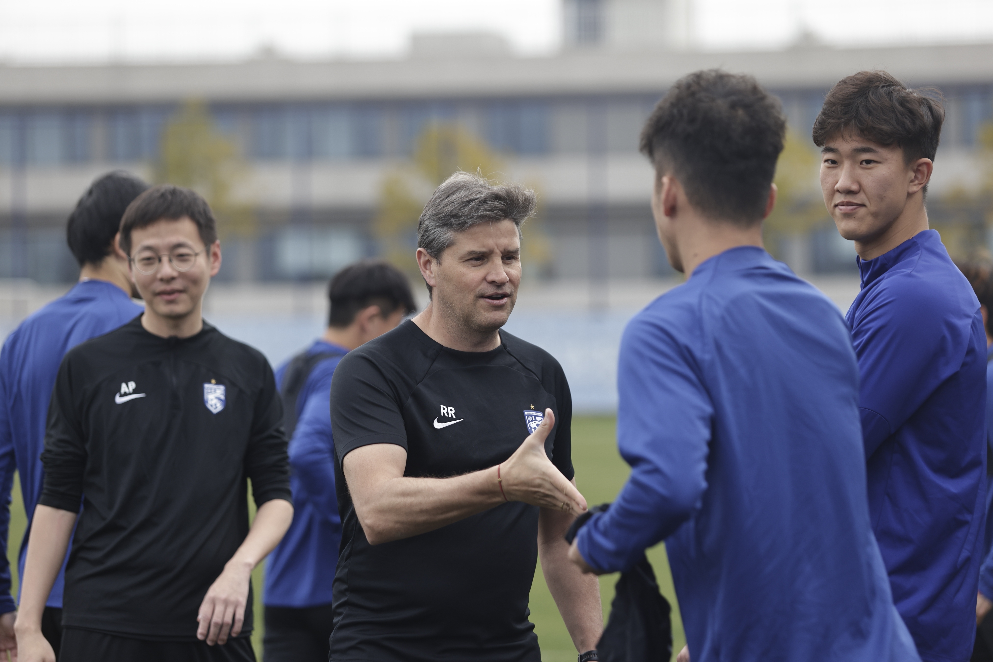 上港客场大胜建业，连续三战保持不败