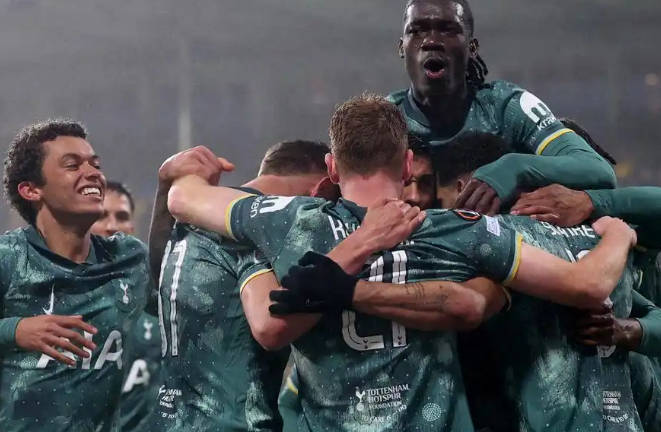 紧张的比赛中，球队奋力争取晋级