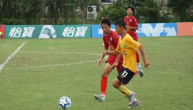 紧张的比赛中，球队奋力争取晋级