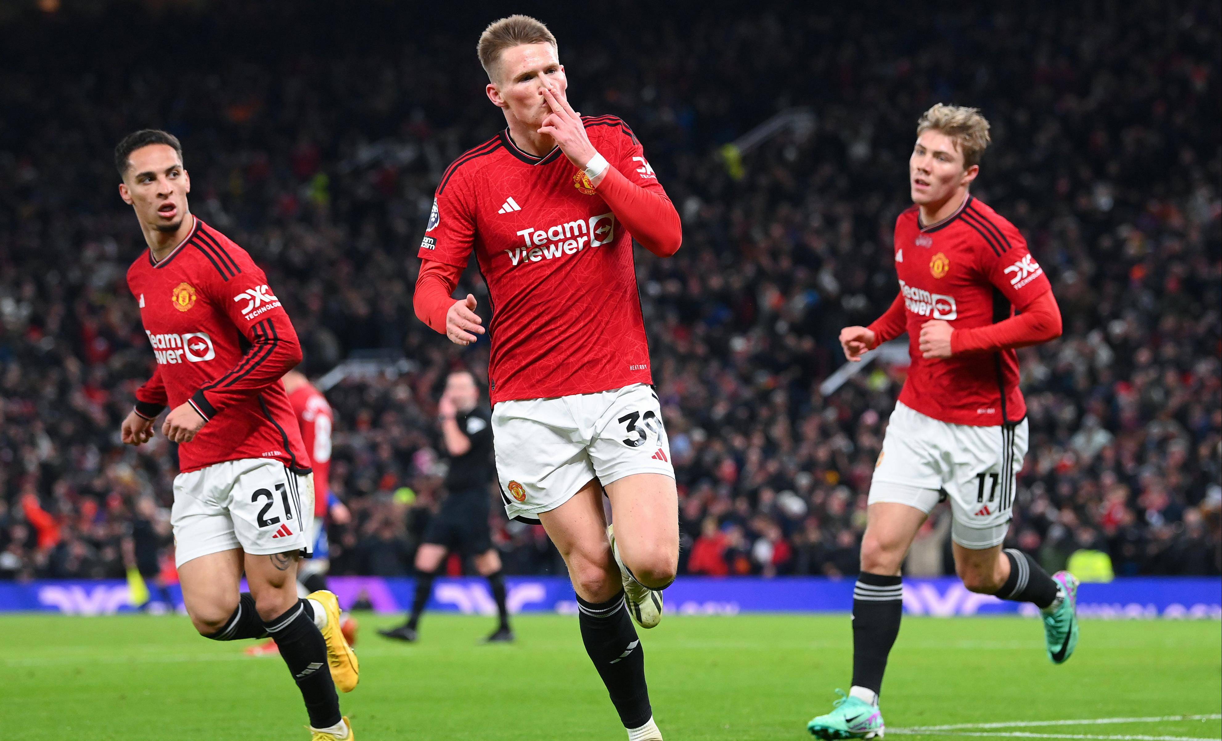 曼联在足球场上大放异彩，精彩绝伦