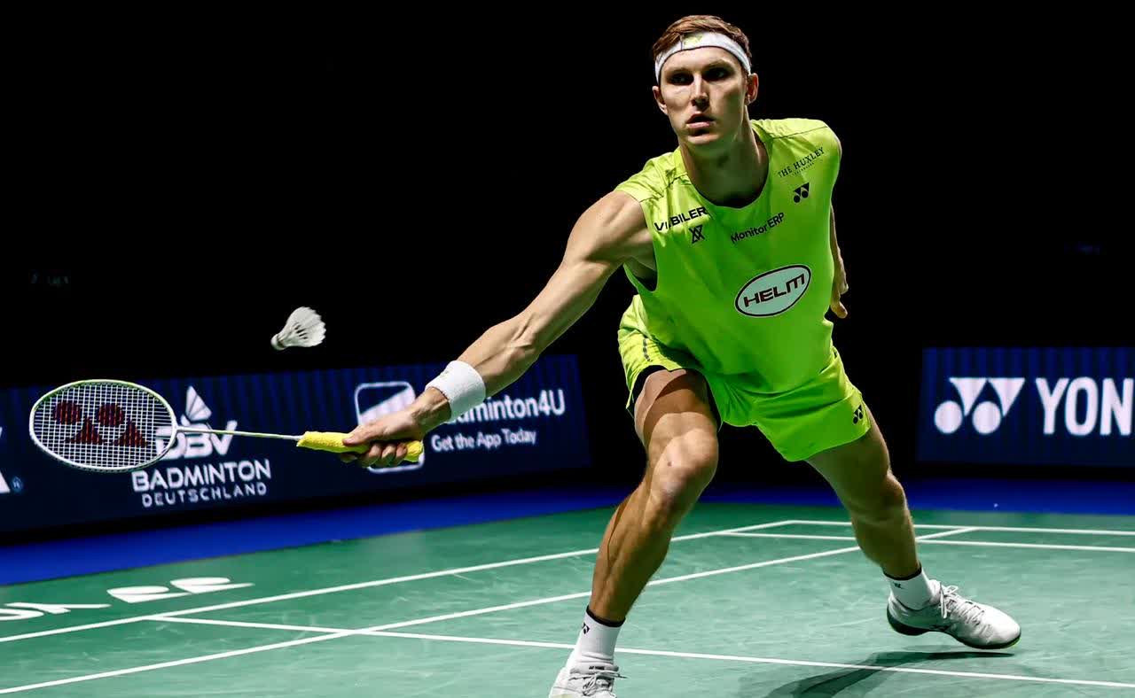 丹麦羽毛球队鏖战法国羽毛球队，安赛龙三分雨点燃全场