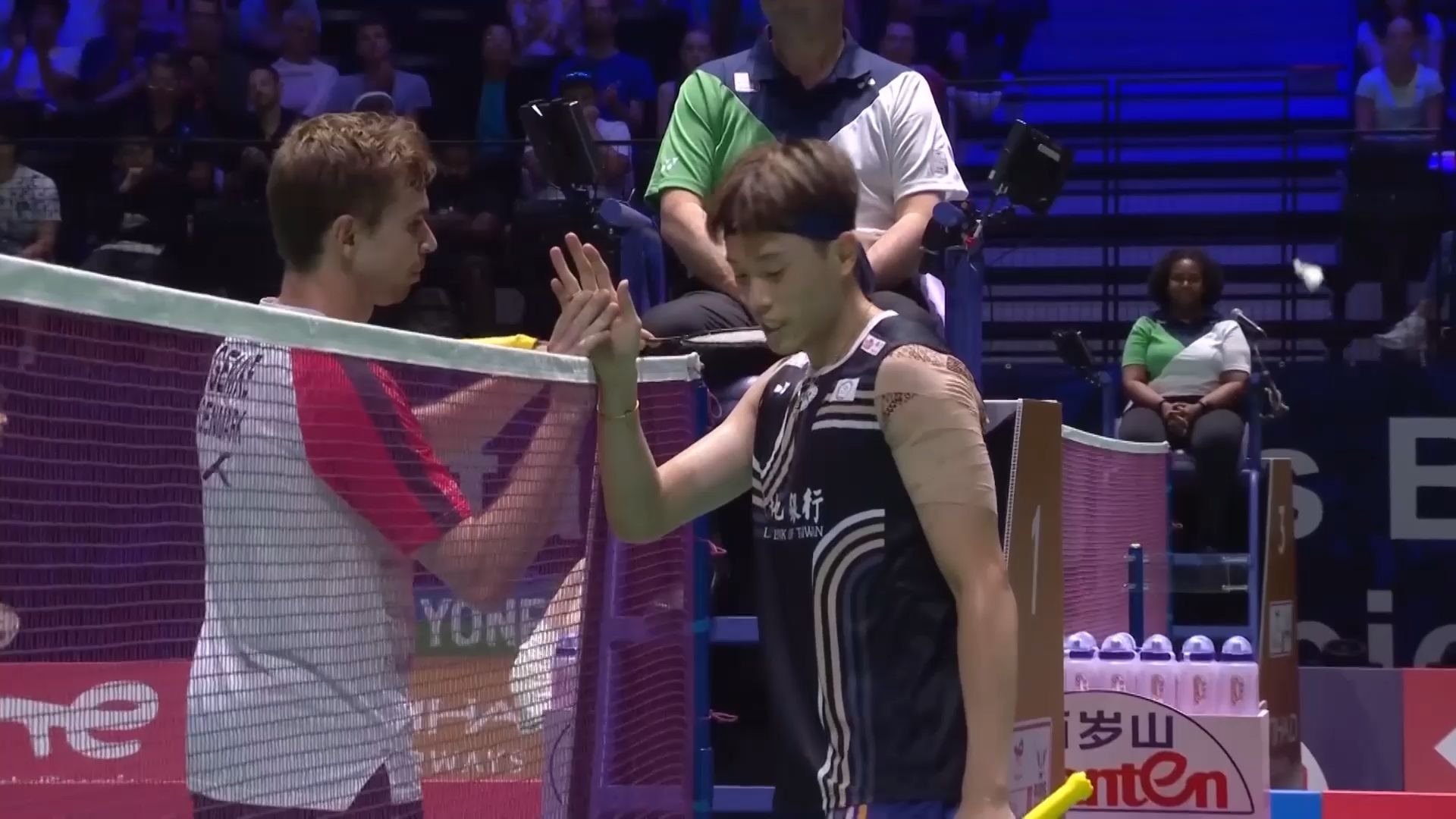 丹麦羽毛球队鏖战法国羽毛球队，安赛龙三分雨点燃全场