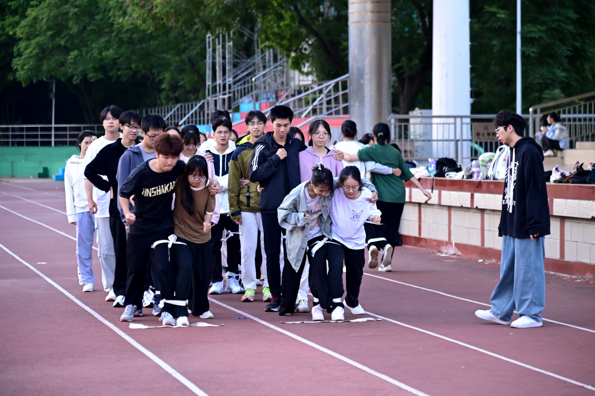 包含选手们争分夺秒，全力以赴拼搏奋勇争夺的词条