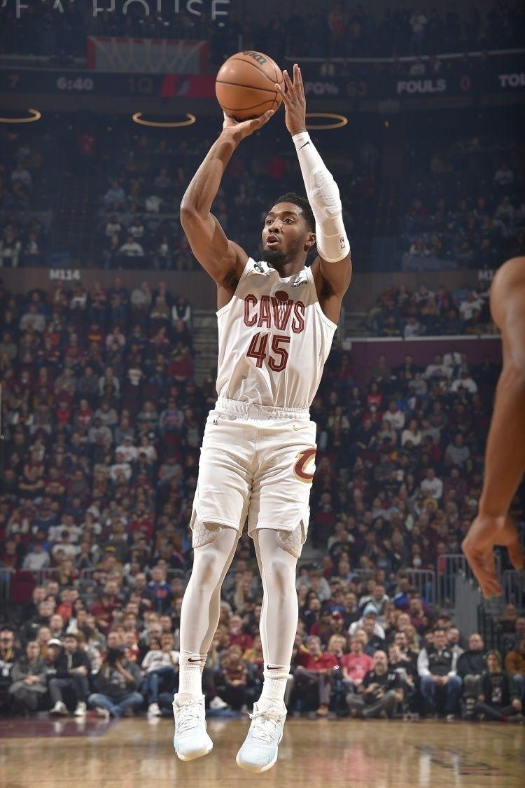 爵士险胜老鹰,保持不败 爵士险胜老鹰,保持不败