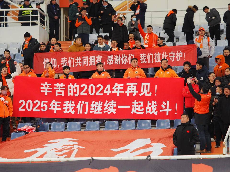 球队引援进展顺利，球迷期待新援表现精彩