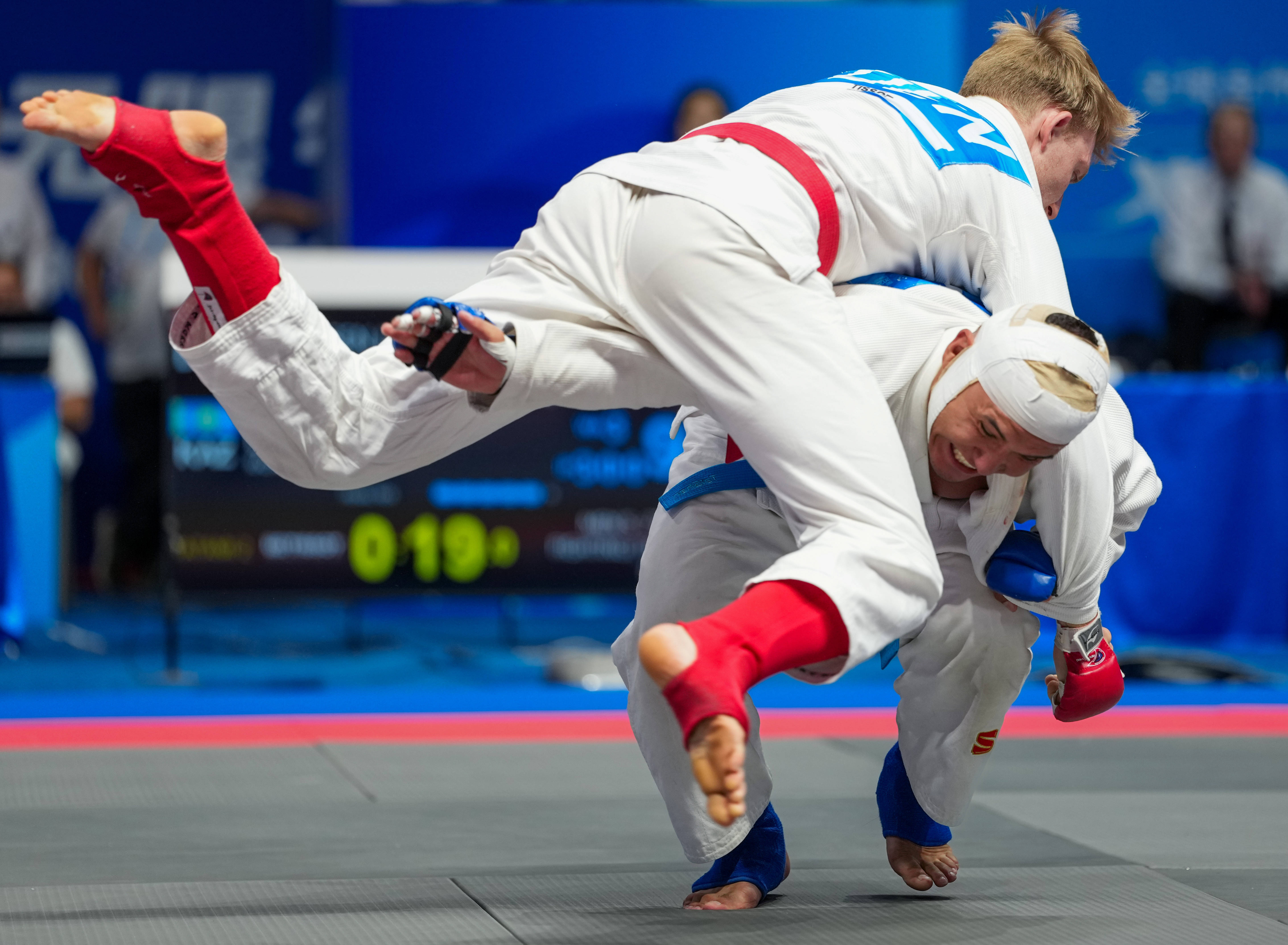 冠军联赛搏击风云，选手斗志昂扬