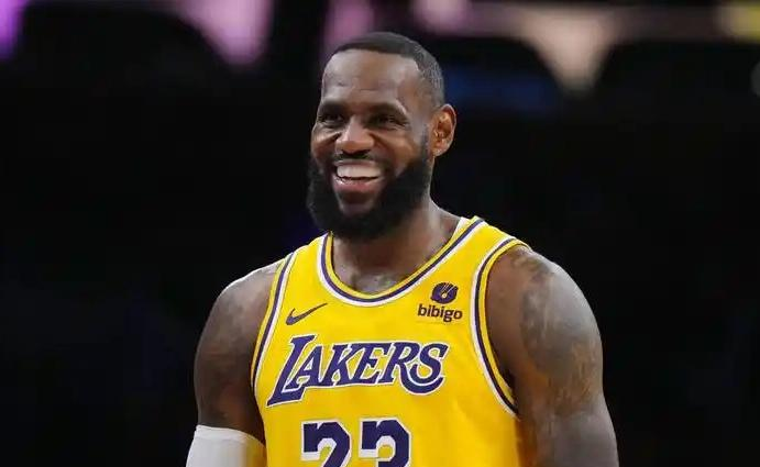 詹姆斯连续首发入选全明星赛